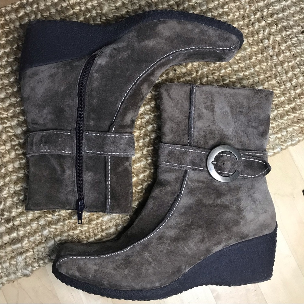 Santana Canada Suede Wedge Moccasin Style Boot Womens 7